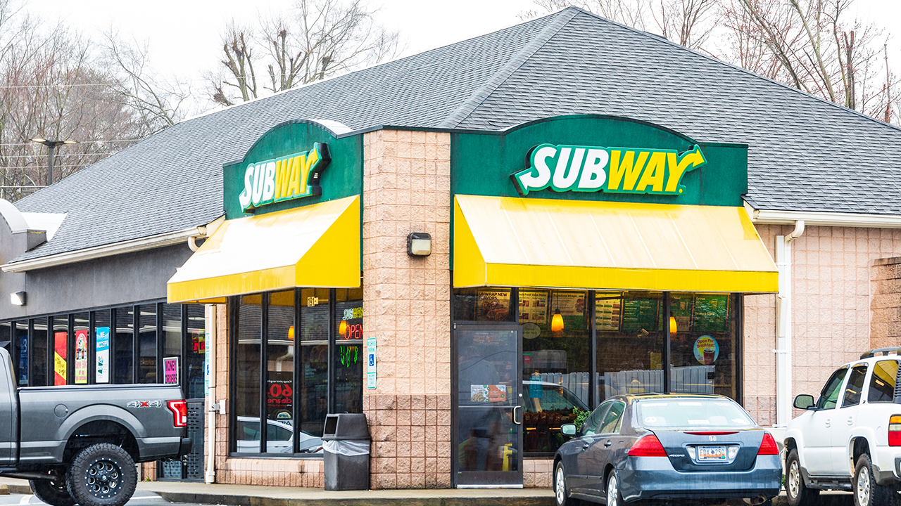Subway Restaurants CEO John Chidsey outlines what the company is doing to find workers amid a 'tough environment' and addresses the tuna controversy, saying sandwiches contain '100% tuna.' 